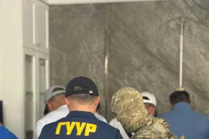Сотрудники МВД Кыргызстана выявили ряд подпольных цехов по производству «самопальной водки». Изъяли свыше 10 тонн алкогольной продукции