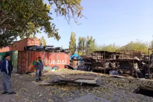 В Бишкеке демонтируют объекты, использующиеся не по целевому назначению