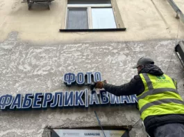 В Бишкеке продолжается демонтаж самовольно установленных рекламных конструкций