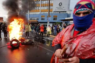 Протестующие напали на президентский кортеж в Эквадоре