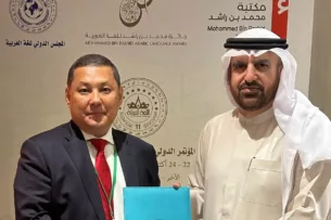 Международный Совет арабского языка в рамках глобальных инициатив Мохаммеда бин Рашида Аль-Мактума наградил кыргызстанца Тимура Абдижалила сертификатом арабского языка Международный Совет арабского языка в рамках глобальных инициатив Мохаммеда бин Рашида Аль-Мактума наградил кыргызстанца Тимура Абдижалила сертификатом арабского языка