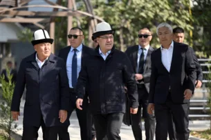 Садыр Жапаров открыл новый парк им. Барпы Алыкулова в Оше