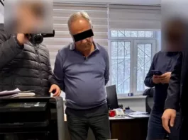 ГКНБ Кыргызстана задержал инспекторов Минстроя и МЧС при получении взятки