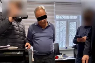 ГКНБ Кыргызстана задержал инспекторов Минстроя и МЧС при получении взятки