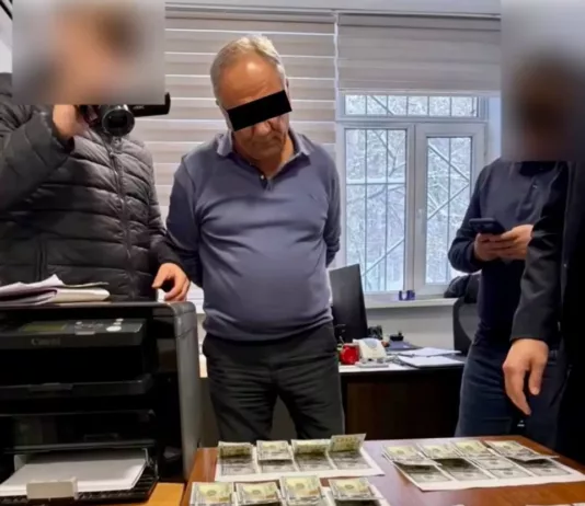 ГКНБ Кыргызстана задержал инспекторов Минстроя и МЧС при получении взятки