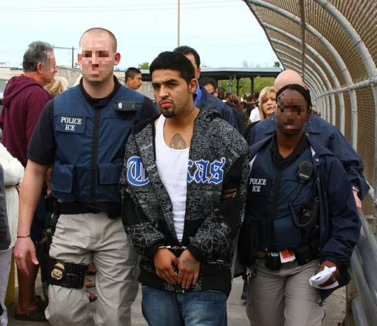 Жители Чикаго обеспокоены рейдами против нелегальных мигрантов. Федеральный агенты действуют крайне агрессивно