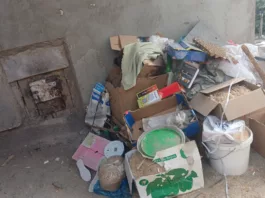 Власти Бишкеке борются с использованием для отопления отходов швейных цехов, автомобильных масел и мусора