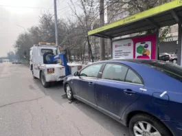 В Бишкеке эвакуируют автомобили на штрафстоянку за парковку на остановках