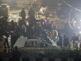 В оживленной части Нью-Дели вечером в понедельник взорвалась машина. Есть погибшие и раненые.