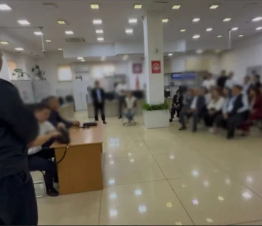 За незаконный сбор денег задержаны работник Первомайского ЦОН и двое посредников