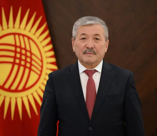 Глава кабинета министров Адылбек Касымалиев поздравил с Днем молодежи