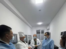 Глава Минздрава КР проверил работу ряда больниц Бишкека, куда чаще всего обращаются родители с детьми с ОРВИ и гриппом