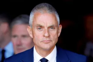 Гендиректор Би-би-си Тим Дэйви уходит в отставку на фоне скандала с речью Трампа Гендиректор Би-би-си Тим Дэйви уходит в отставку на фоне скандала с речью Трампа