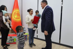 Ташиев вручил квартиру матери-одиночке