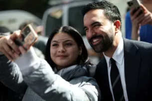 Жители Нью-Йорка могут выбрать нового политика, который будет управлять их городом, и бросить вызов Трампу