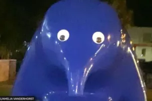 В Австралии судят студентку за осквернение скульптуры «Синяя капля»: девушка приклеила к ней игрушечные глаза