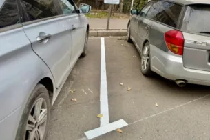 В Бишкеке действует система оплаты через QR-код на муниципальных парковках