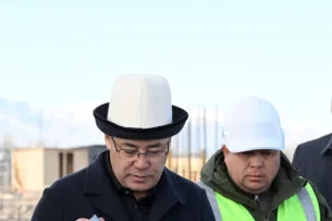 Садыр Жапаров заложил капсулу под строительство детского развлекательного центра «Баластан» в Таласе Садыр Жапаров заложил капсулу под строительство детского развлекательного центра «Баластан» в Таласе