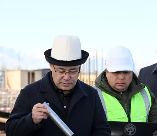 Садыр Жапаров заложил капсулу под строительство детского развлекательного центра «Баластан» в Таласе