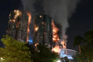 По меньшей мере 13 человек погибли: более 700 пожарных борются с пожаром в Гонконге