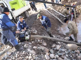 В Бишкеке продолжаются работы по устранению аварии на водоводе 5-го микрорайона