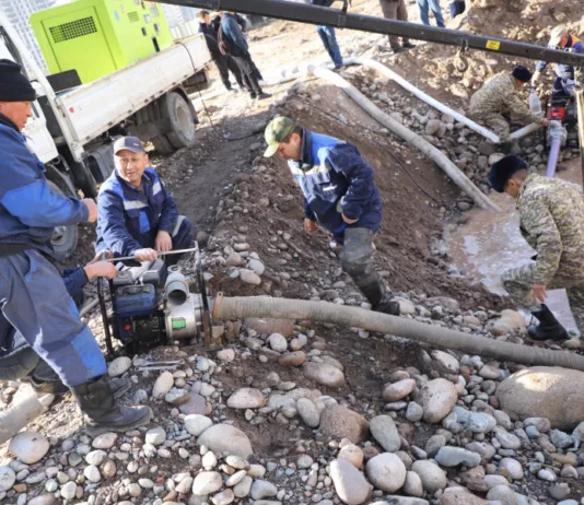 В Бишкеке продолжаются работы по устранению аварии на водоводе 5-го микрорайона