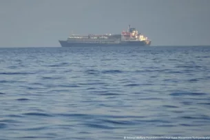 Почти три тысячи коров оказались заблокированы на судне в Турции Почти три тысячи коров оказались заблокированы на судне в Турции