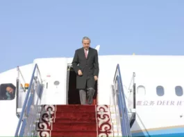 Глава МИД Китая прибыл в Кыргызстан с официальным визитом