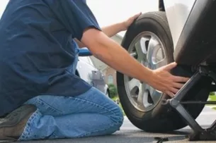 Эксперт назвал ошибки при замене колеса, которые совершают даже опытные водители