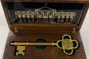 Трамп подарил Токаеву символический ключ от Белого дома и бейсболку с автографом