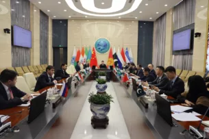 В Секретариате ШОС состоялся специальный брифинг по вопросу продвижения кандидатуры Кыргызстана в Совет Безопасности ООН на 2027–2028 гг. В Секретариате ШОС состоялся специальный брифинг по вопросу продвижения кандидатуры Кыргызстана в Совет Безопасности ООН на 2027–2028 гг.