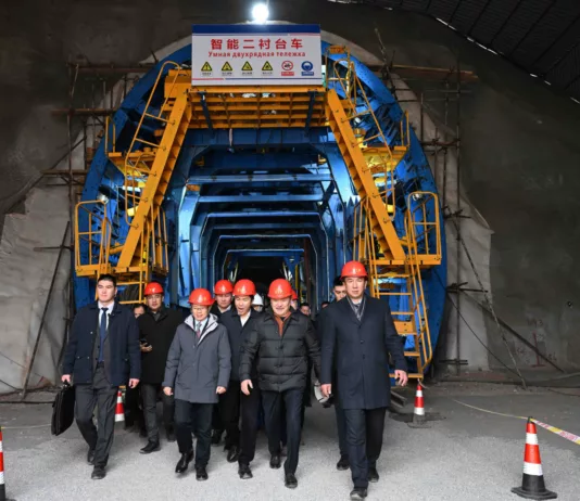 Адылбек Касымалиев ознакомился с ходом строительства тоннеля на участке железной дороги «Китай – Кыргызстан – Узбекистан»