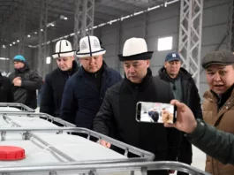 Садыр Жапаров ознакомился с условиями работы завода по производству кормов для рыб в Чуйской области