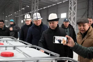 Садыр Жапаров ознакомился с условиями работы завода по производству кормов для рыб в Чуйской области Садыр Жапаров ознакомился с условиями работы завода по производству кормов для рыб в Чуйской области