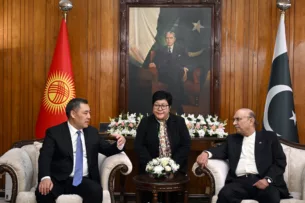 Садыр Жапаров провел переговоры с президентом Пакистана Садыр Жапаров провел переговоры с президентом Пакистана