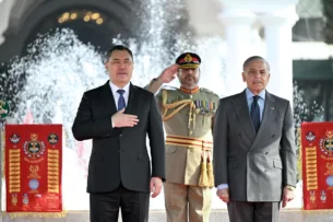 В Исламабаде состоялась официальная церемония встречи Садыра Жапарова с премьер-министром Пакистана