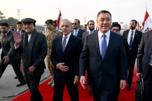 Садыр Жапаров прибыл с государственным визитом в Пакистан