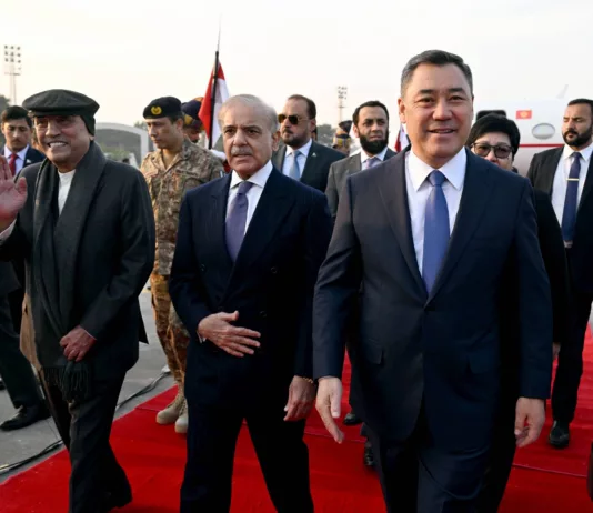 Садыр Жапаров прибыл с государственным визитом в Пакистан