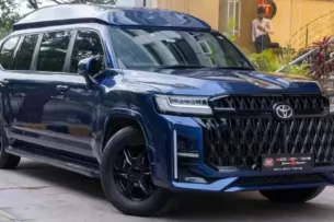 Toyota Land Cruiser 300 превратили в лимузин длиной более 6 м и продают дешевле нового