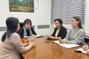 Женщина попросила Омбудсмена Кыргызстана помочь наказать гражданского мужа за многоженство