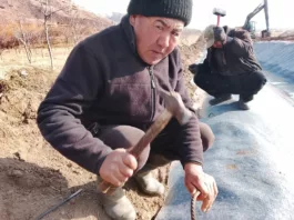 В Иссык-Кульском районе ведётся укладка бетонного полотна на канале 2-Восточный