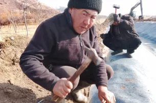 В Иссык-Кульском районе ведётся укладка бетонного полотна на канале 2-Восточный