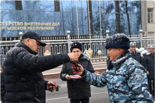 Улан Ниязбеков вручил сотрудникам милиции новые служебные автомобили Улан Ниязбеков вручил сотрудникам милиции новые служебные автомобили