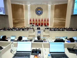 Адылбек Касымалиев анонсировал масштабное повышение зарплат бюджетникам