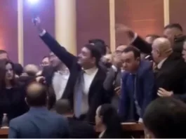 Албания: депутаты от оппозиции вступили в столкновения с полицией в парламенте