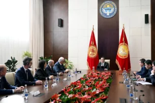 Садыр Жапаров встретился с главами Объединенного мира борьбы и  Объединенного мира борьбы Азии