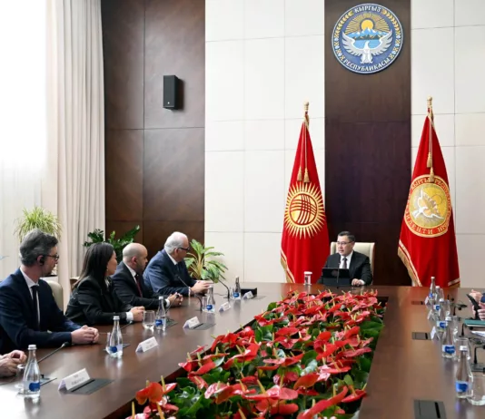 Садыр Жапаров встретился с главами Объединенного мира борьбы и  Объединенного мира борьбы Азии