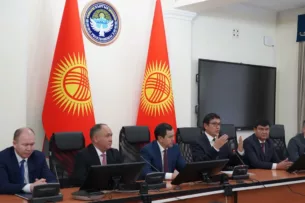 Коллективу Минздрава КР представили новых заместителей министра