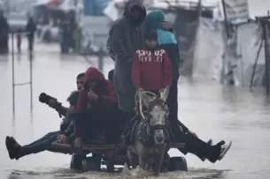 Жители Газы, вынужденные покинуть свои дома из-за урагана, столкнулись с катастрофой, практически не имея ничего Жители Газы, вынужденные покинуть свои дома из-за урагана, столкнулись с катастрофой, практически не имея ничего