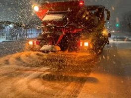 Снегопад накрыл Бишкек:  «Тазалык» работает с 2 часов ночи и продолжает уборку